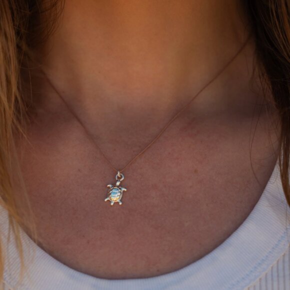 Lucky Feather - Ocean Life Necklace - Sea Turtle - Silver - Picture 4 of 4